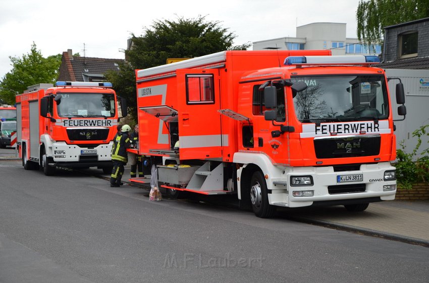 Feuer 3 Koeln Weiden Frechenerstr Wickratherhofweg P425.JPG